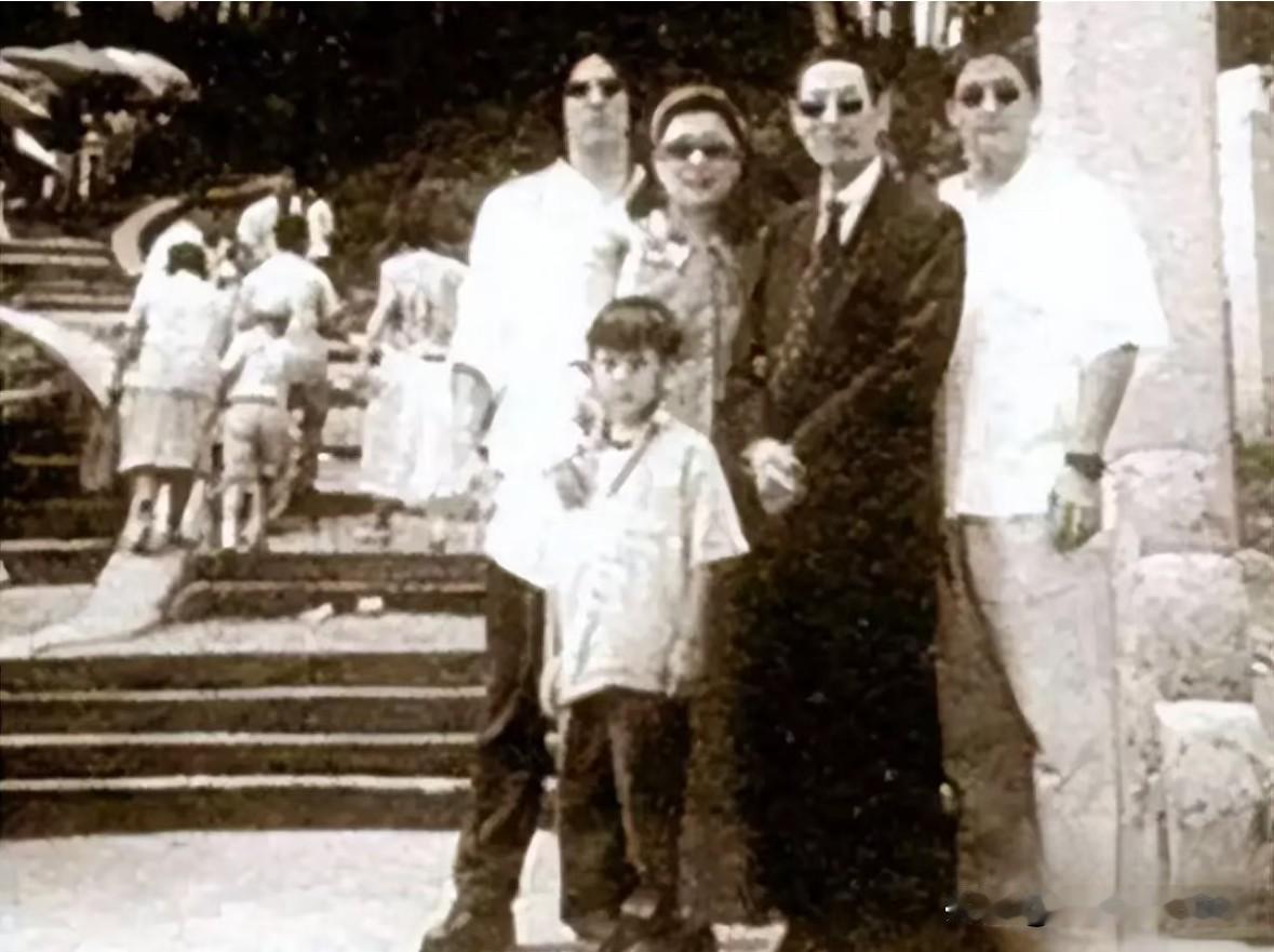 1996年蒋介石的孙子蒋孝勇率全家五个人，戴着墨镜回大陆祭祖，悄无声息来到蒋家大