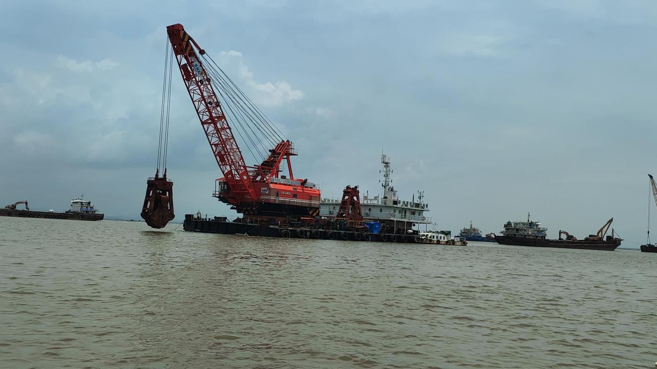 平陆运河钦州湾锚地沉箱，启运通过龙门跨海大桥，在大桥上方海域安装。平陆运河锚地沉