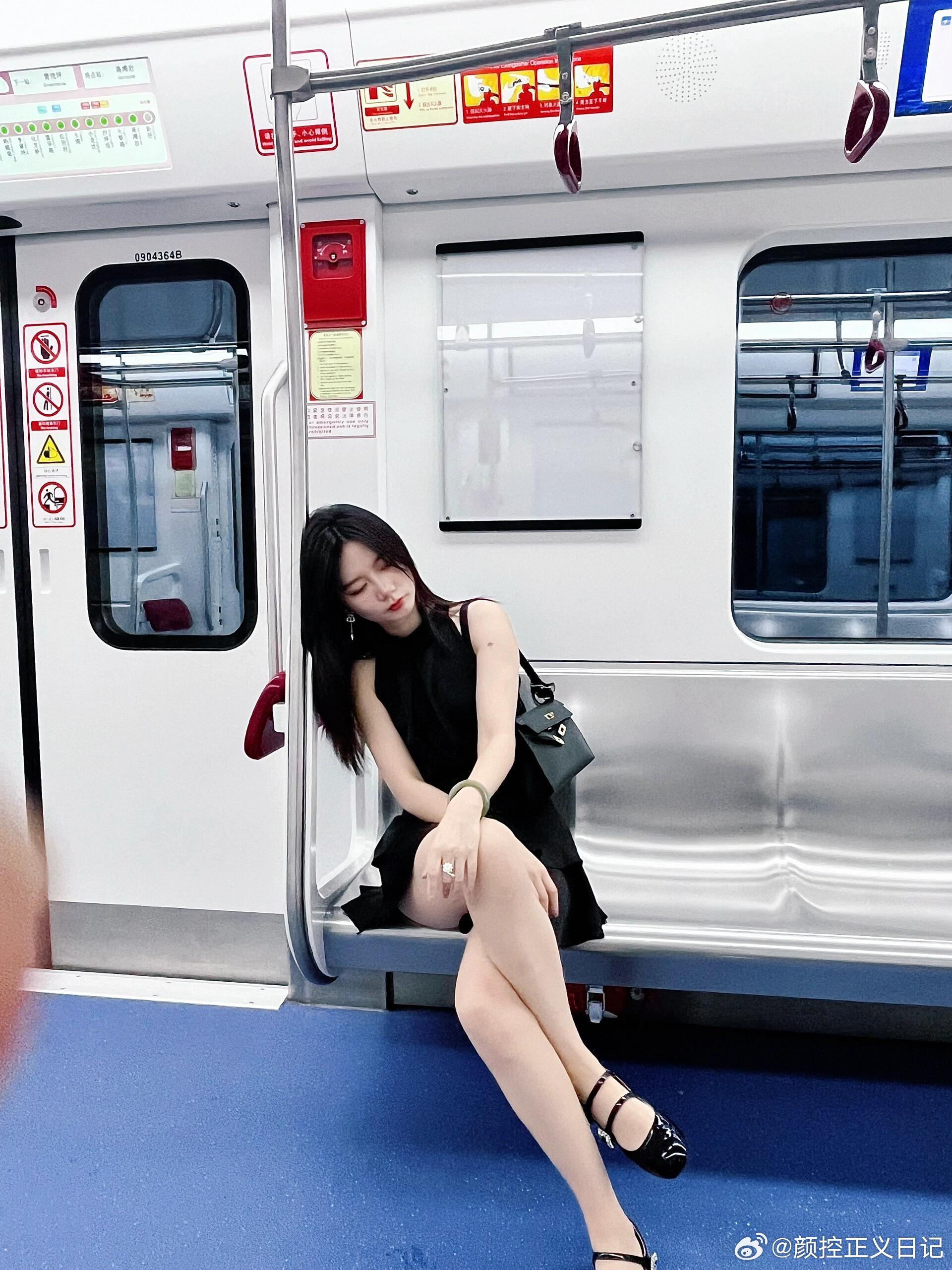 街拍地铁美女美女绘梦长廊