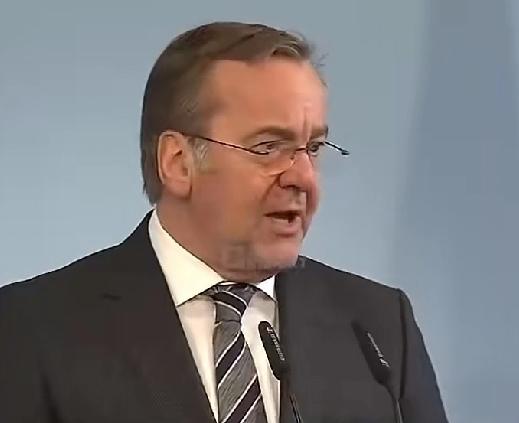 德国为了自己的利益，为了自己的老百姓，他们做事相当稳重。不像马克龙那个愣头青，总