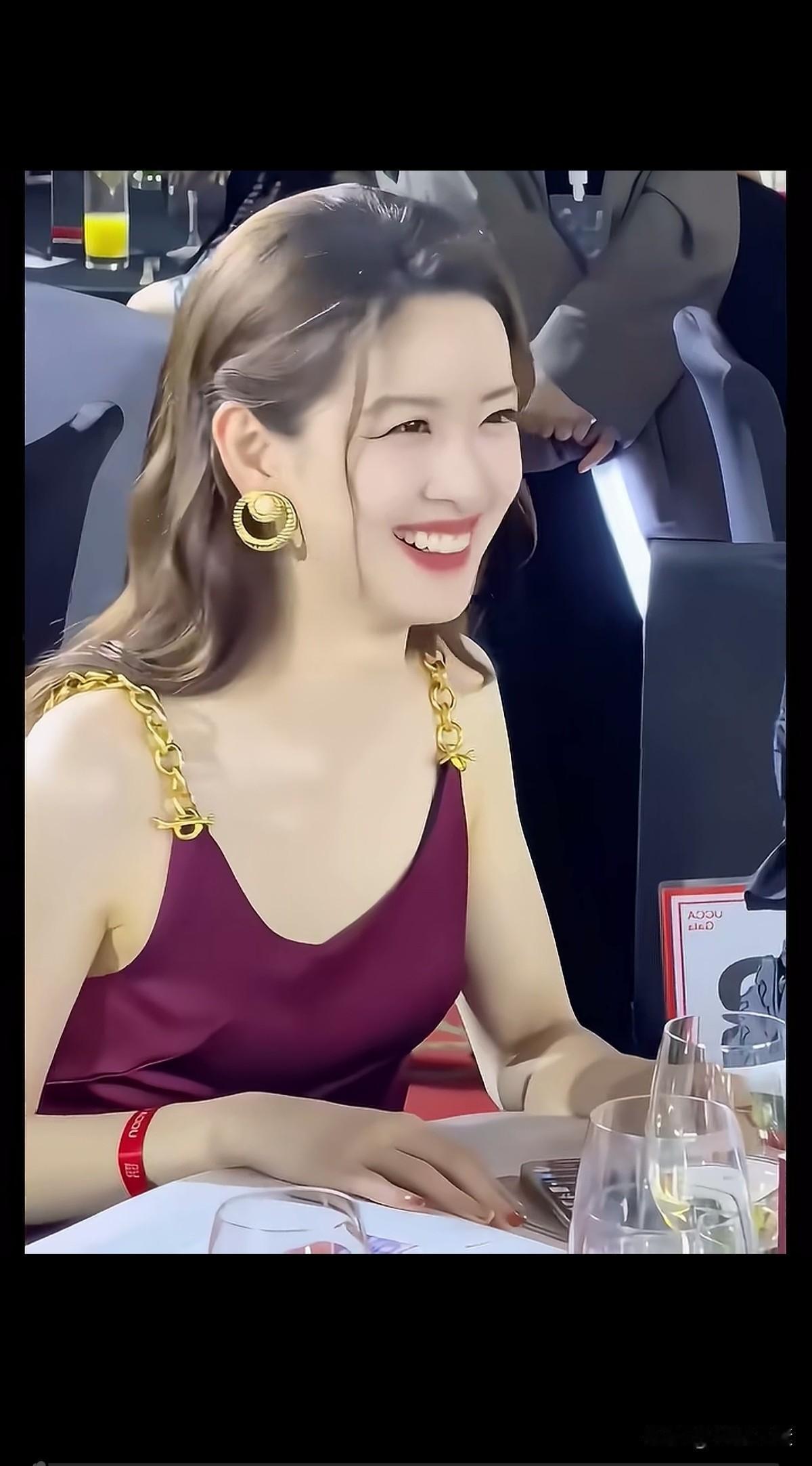 33岁的清华学霸章泽天，
真是肤白貌美气质佳，
少妇界的颜值天花板。
难怪京东千