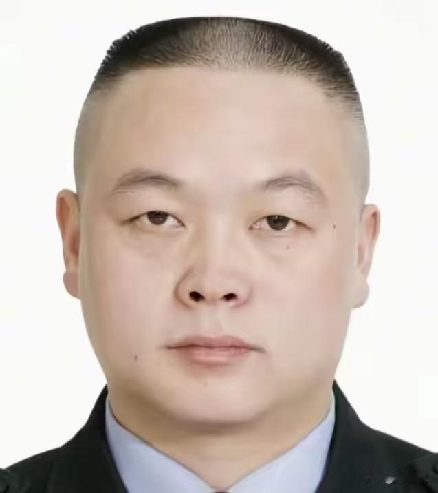 毛新宇真的牺牲了，
但不是牺牲在训练场，
也不是牺牲在与歹徒搏斗的过程中，而是倒