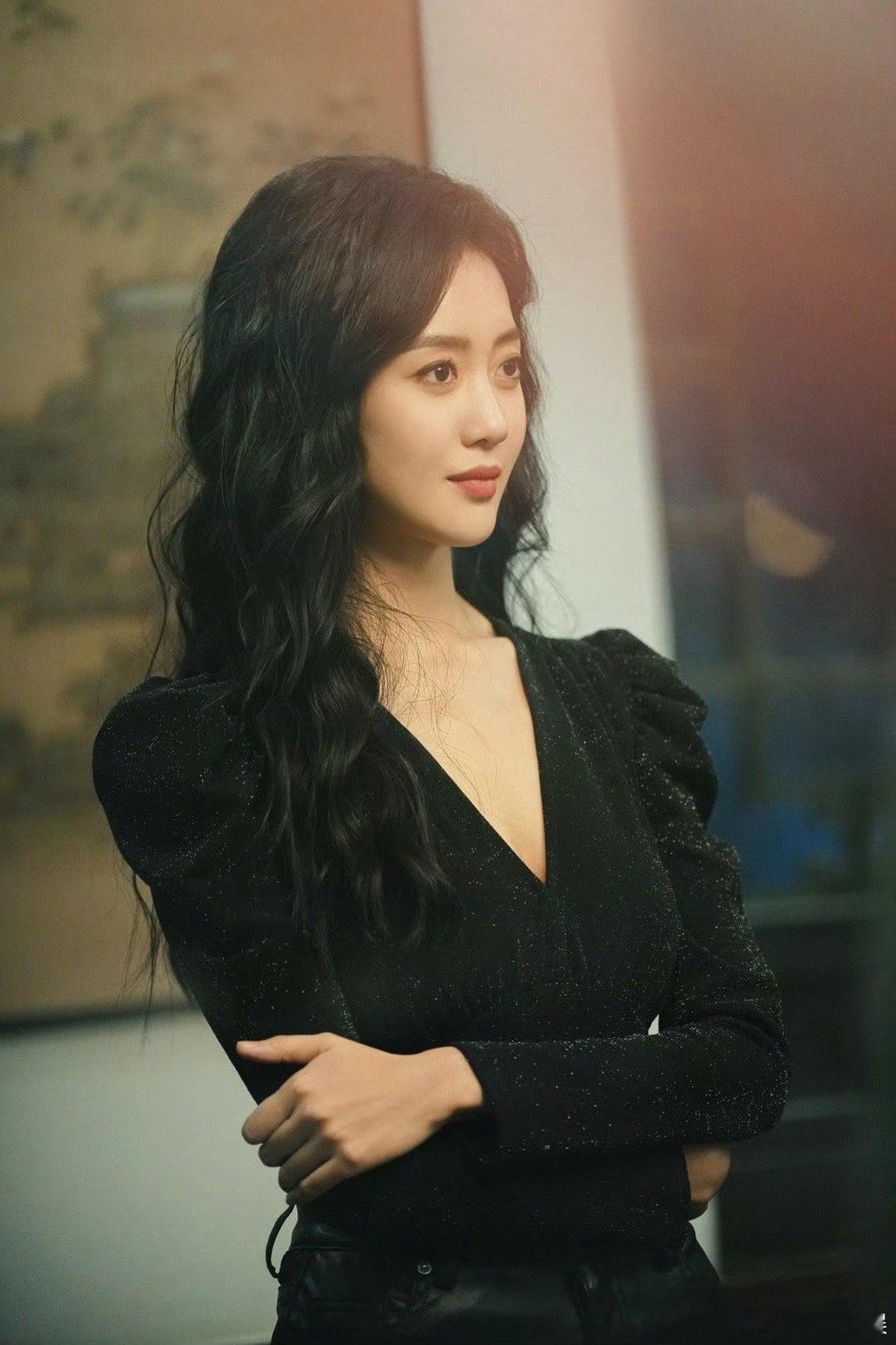 #王梓薇戏里戏外反差感#真没想到王梓薇在戏外酷飒感十足，她以一身黑色的礼服裙亮相