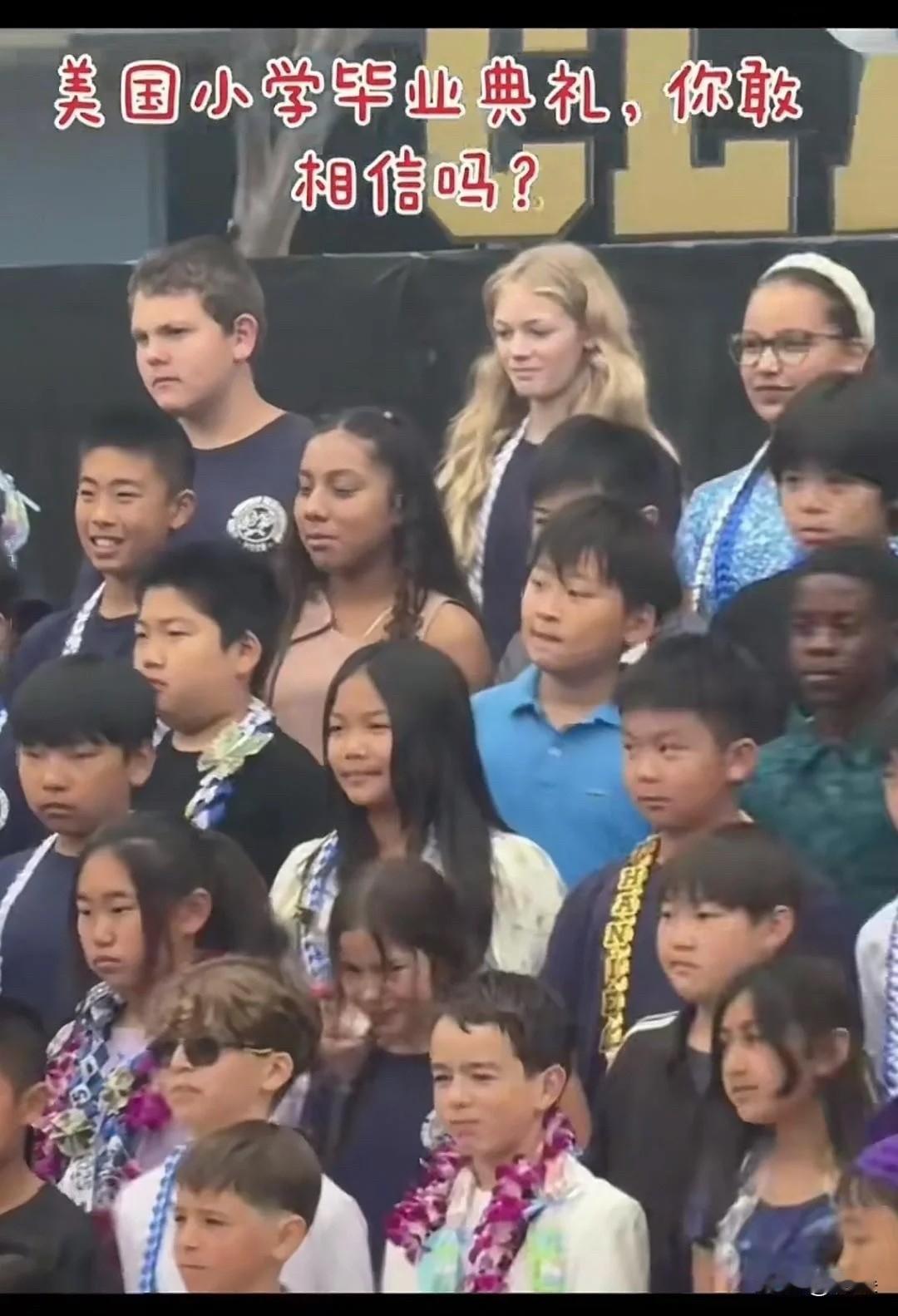 毕业典礼上，一群来自世界各地的孩子们
他们同在一个班级，却黑白静默丑
毕业典礼 