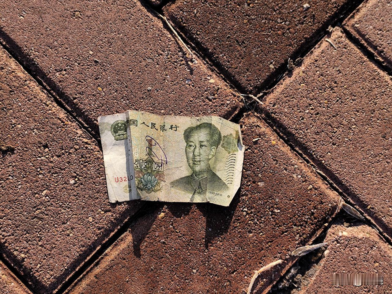 究竟是什么颜色的才能入了你的眼？
城镇车站，人来人往，公交车到站，又是人来人往。