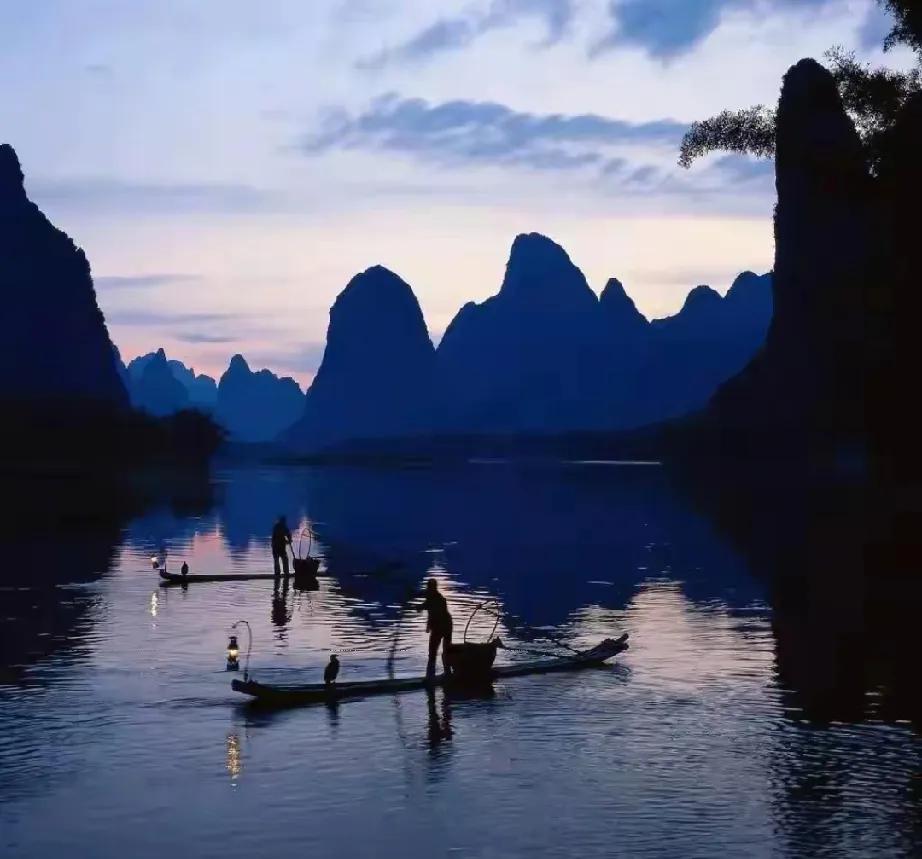 别只看到别人的光，却忽视背后的伤

     谁不羡慕写字楼里光鲜亮丽的白领，穿