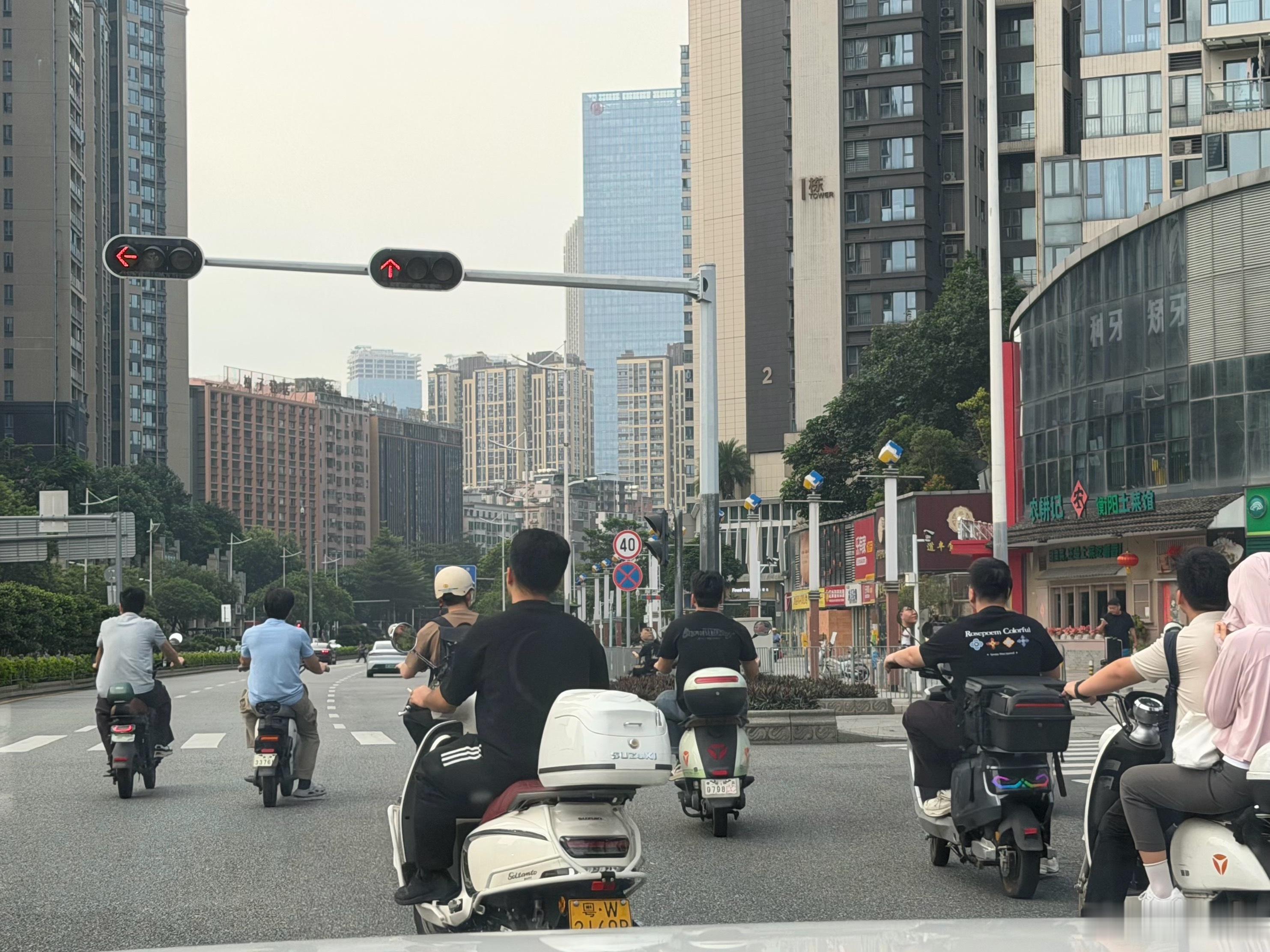 顶级路权深圳电鸡，无人能力，随便拍一个路口，100%闯红灯，机动车道，就看到一个