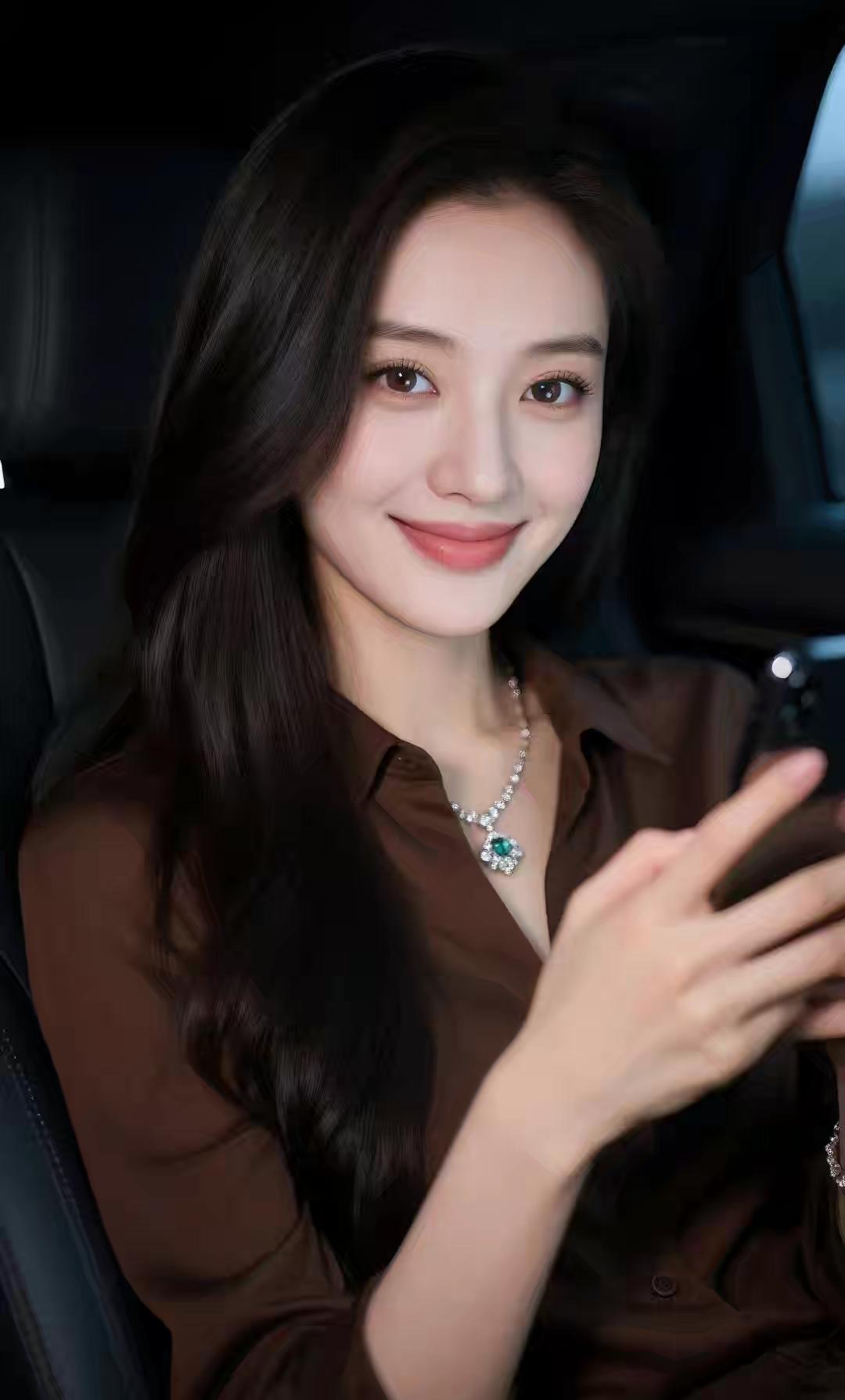 上联：墨发垂肩持玉扇，棕裳映月盈柔色
下联：珠辉绕颈倚雕栏，笑靥如花漾雅风