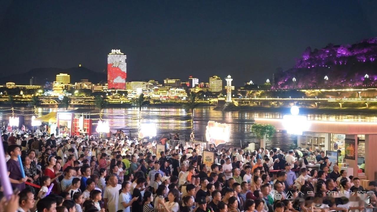 川西城市宜宾有什么好玩的地方宜宾夏天最好玩的应该是江边，三江合流处江风拂过，音乐