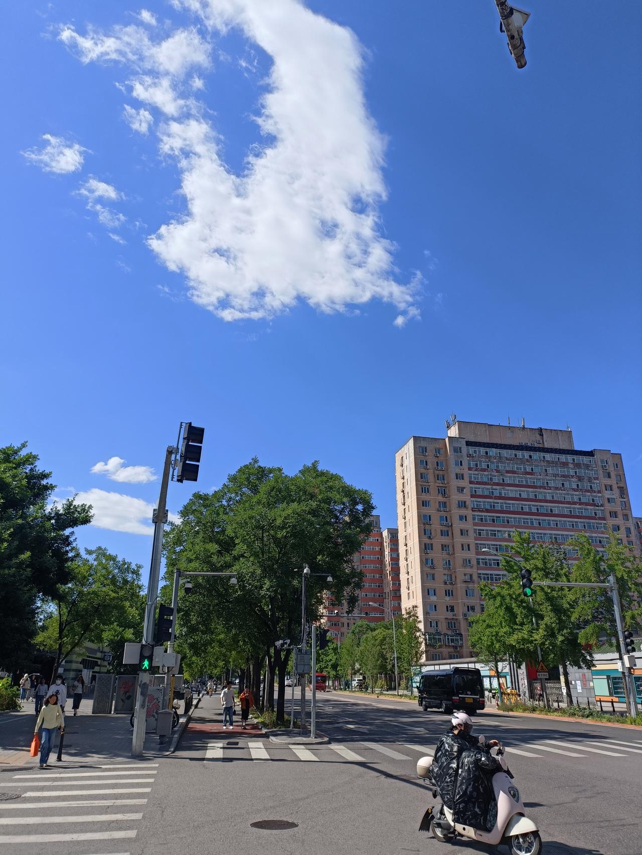 晒图笔记大赛 在北京街头漫步，天空就像一幅不断变幻的画卷。有次我路过长安街，抬头