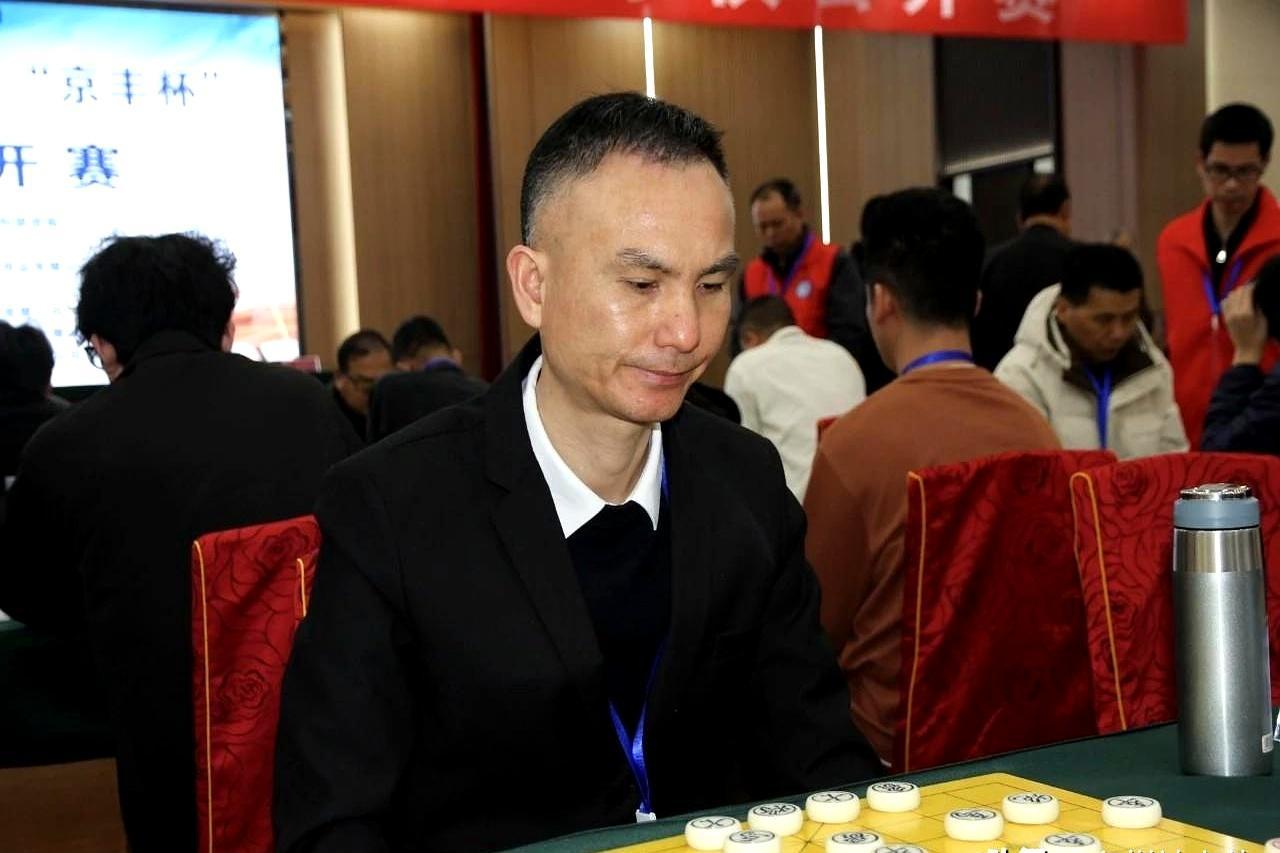 7轮过后，陈泓盛6胜1平，把后面的人甩开整整一个胜场。
 
刘宗泽在后面紧紧咬住