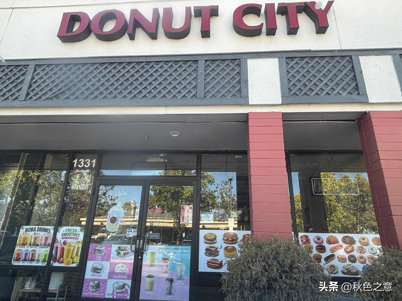 很久以前在老美这边搞合作项目，公司早餐经常摆上一大盒甜甜圈 Donuts。

那