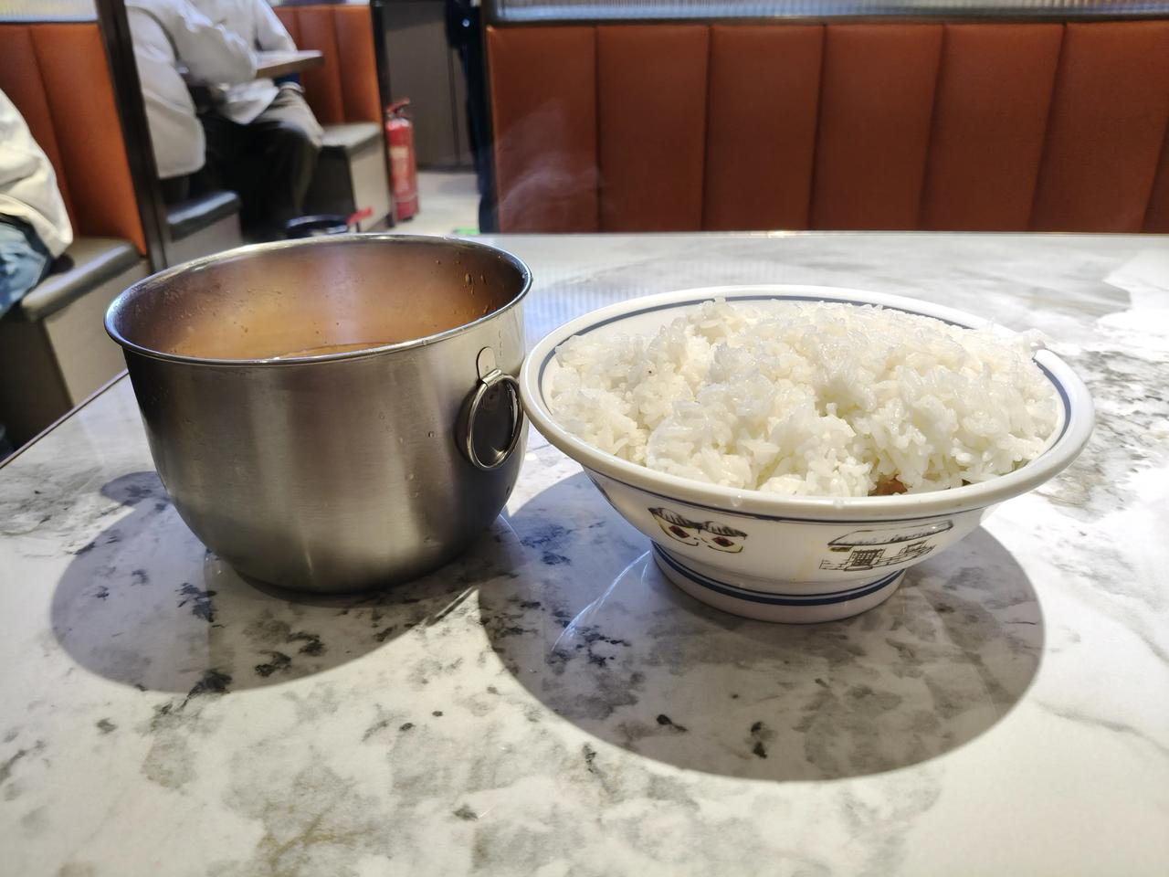 在这管吃管住，还有歇班，假曰加班享受国补
    牛马择食而居吧！