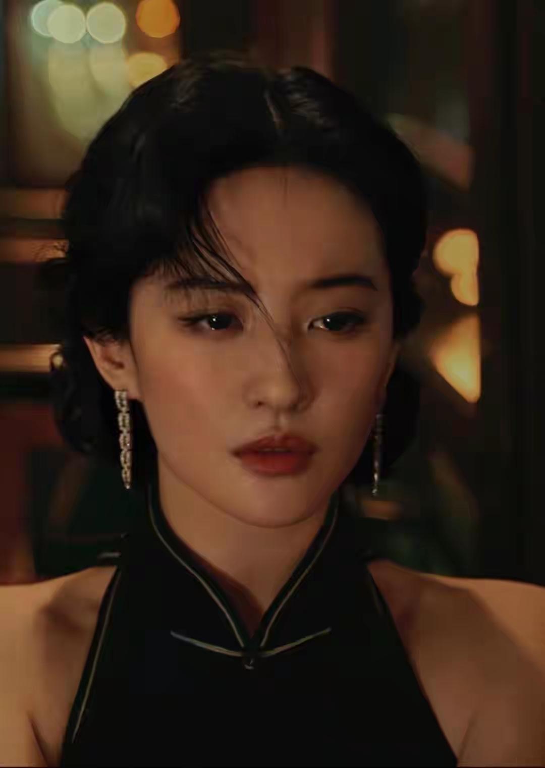 不得不说，看到刘亦菲在《W中文版》推出、由关锦鹏执导的平面电影短片《浮城如戏台》