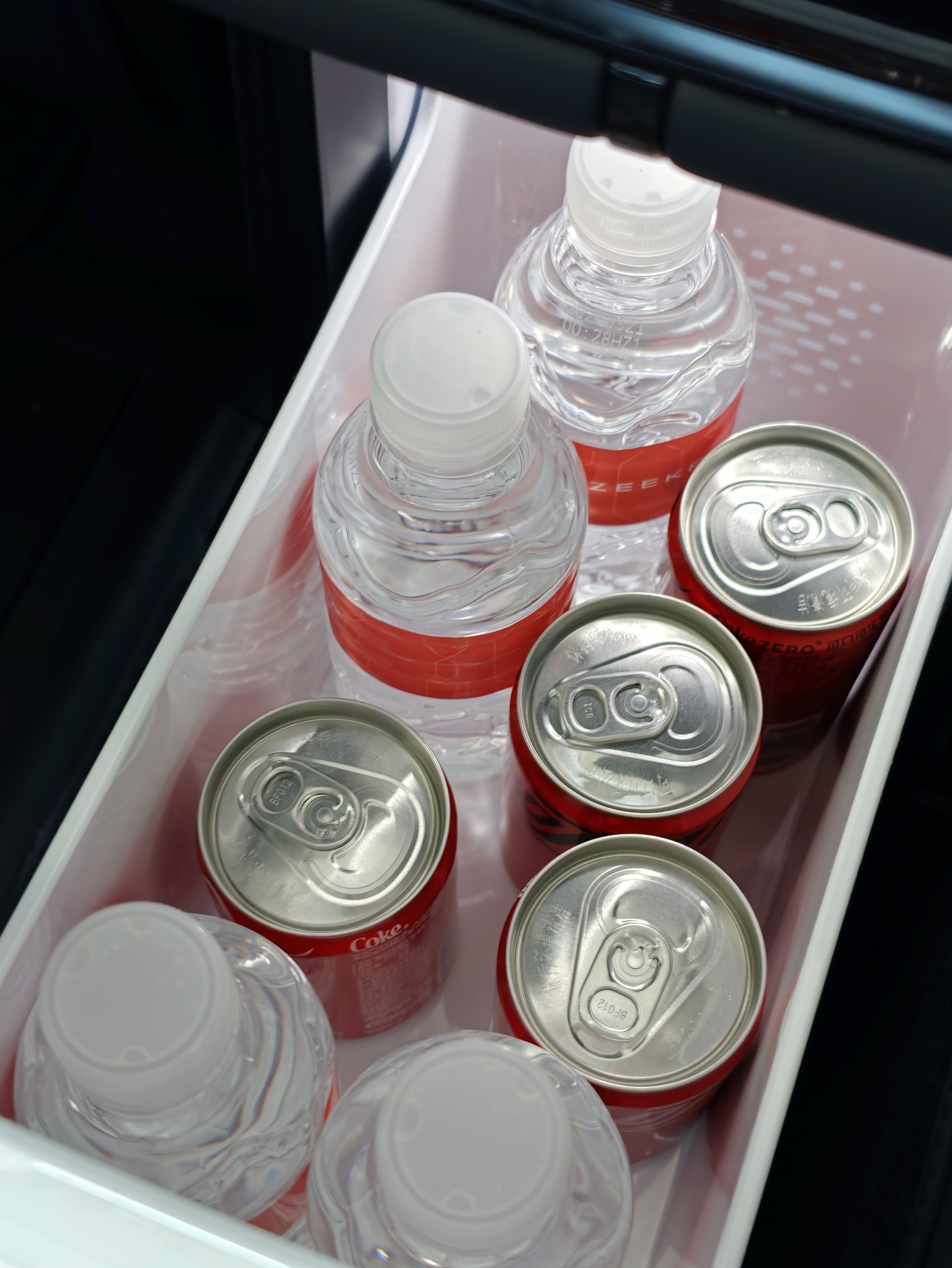 头一回打开我极氪 9X 的冰箱，里边居然有可乐（应该是交付小哥哥放的），真好啊 