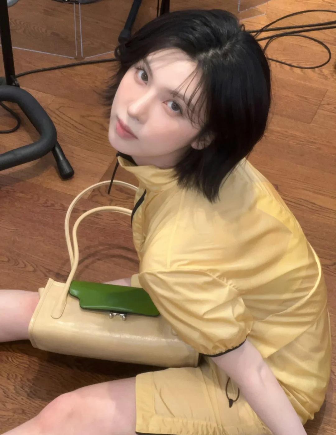 知我晦暗 许我春朝
幻视旗袍…好清晰的美貌！完全女神
260902
裴真率 ba