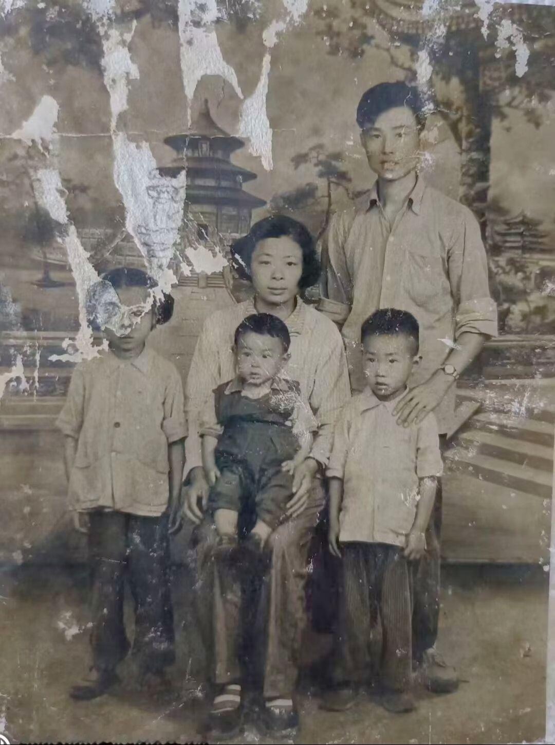 豆包大神，您这手艺简直是摄影界的奇迹！把咱们那模糊的黑白照变回了彩色的青春记忆，