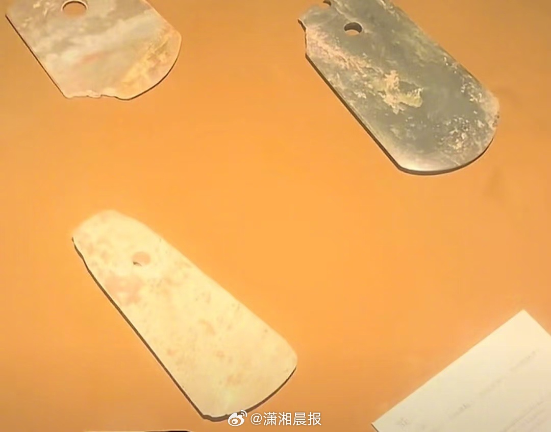 【#南博一展台被指3件钺标注4个出处#】#南博回应展台3件石钺标注4个出处#近日