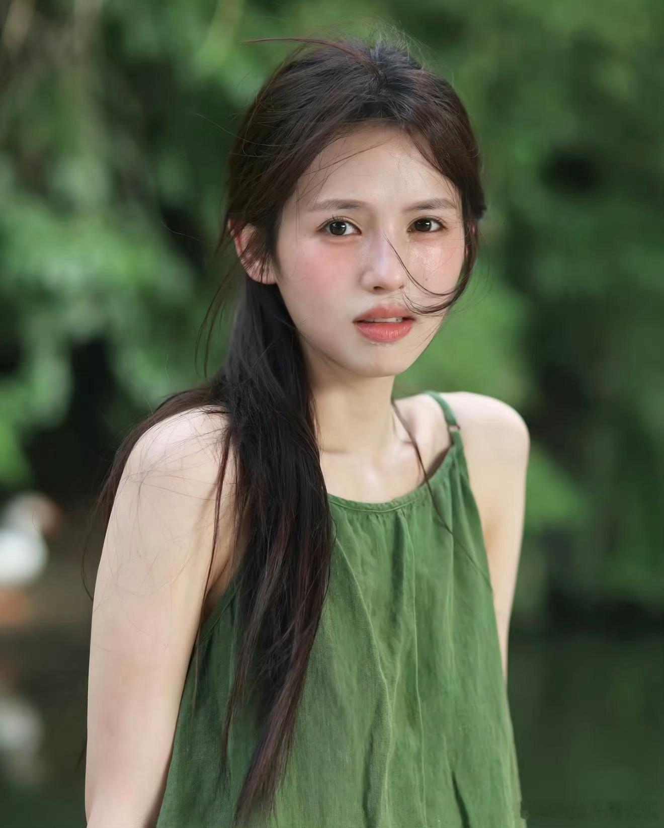 曝鹤男把年龄改小五岁 但她长得挺显小的 