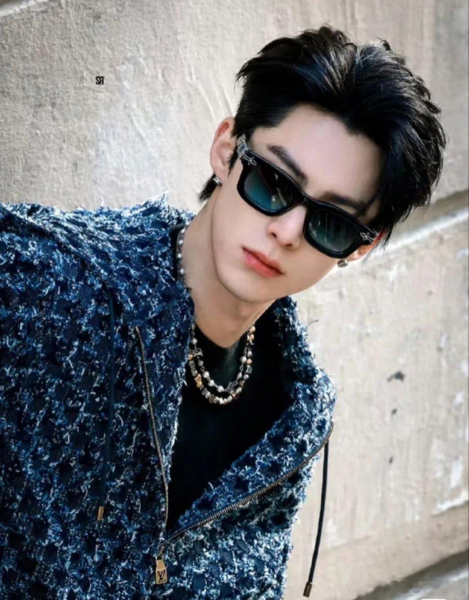 王鹤棣被男粉喊老公的反应谁看了王鹤棣被男粉叫老公的反应不笑啊！从满脸“兄弟合适吗