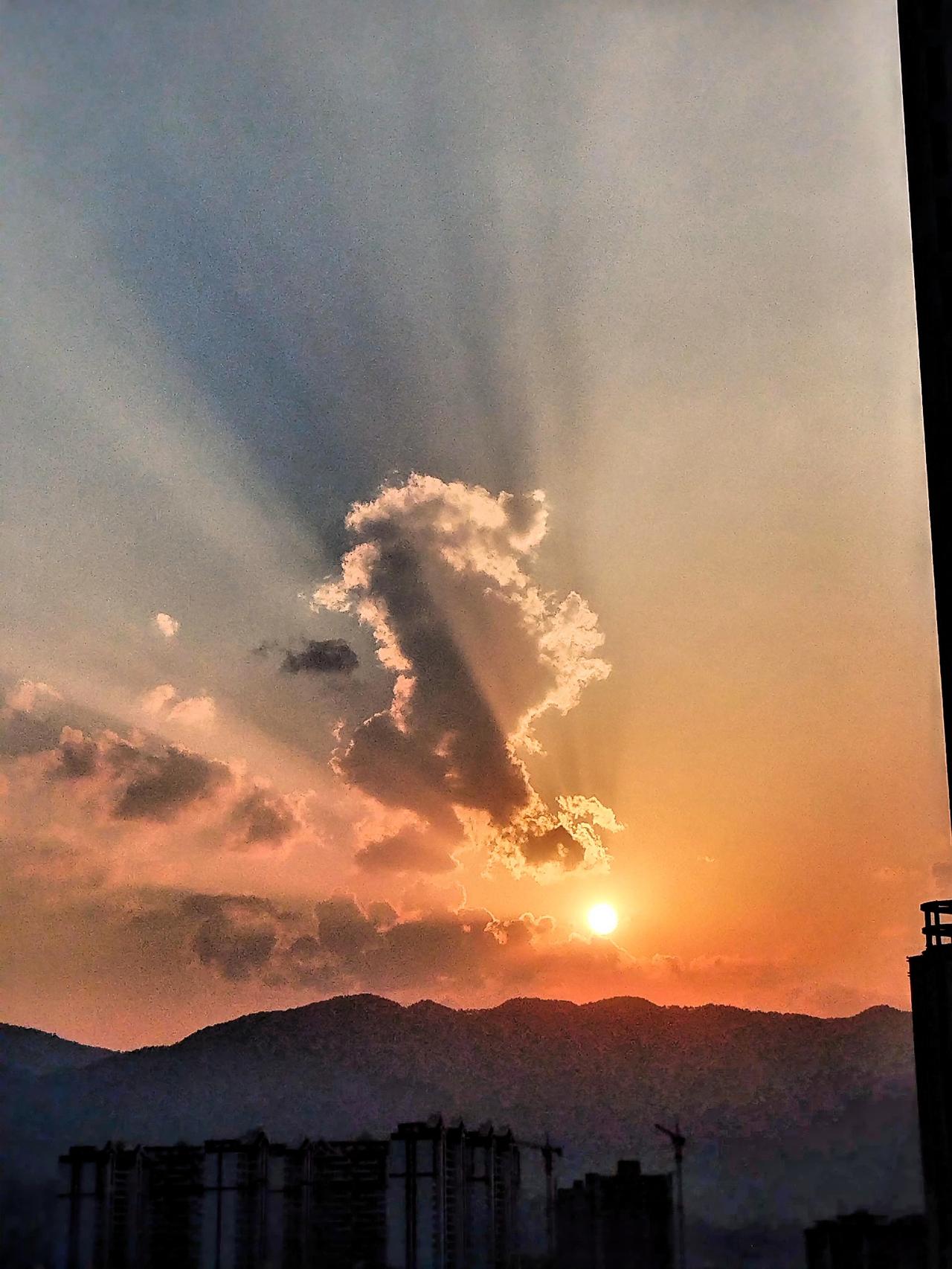 夕阳西下，云海翻滚，美丽瞬间。