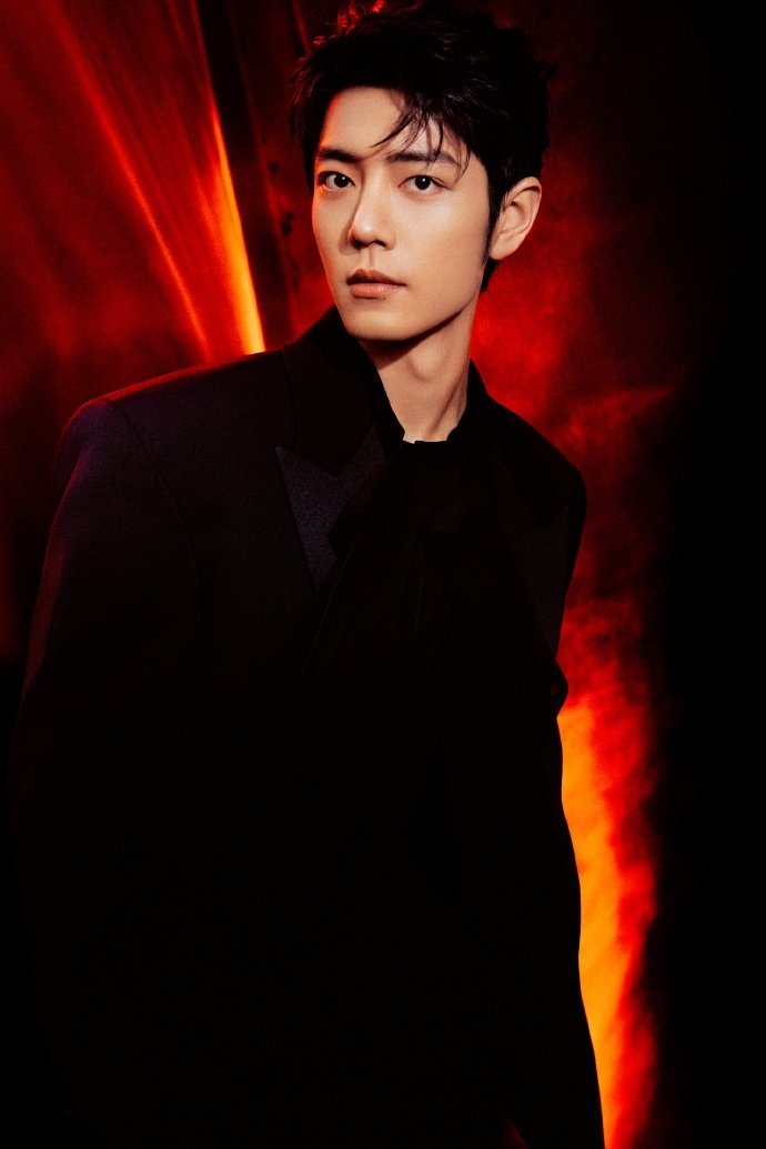 肖战黑西装武侠风采   肖战郭靖就绪  肖战黑西装武侠风采，是黑色西装星光点缀，