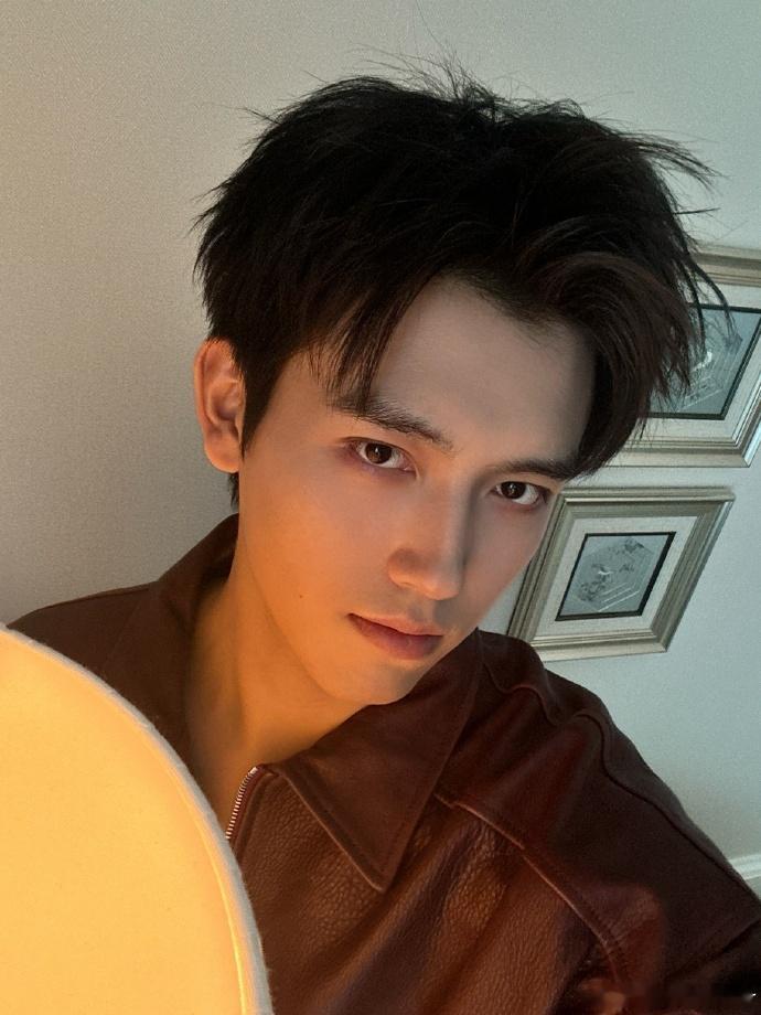 陈飞宇那里到底有谁在啊 陈飞宇那里到底有谁在啊，贵公子气质硬控全场，和粉丝互动超