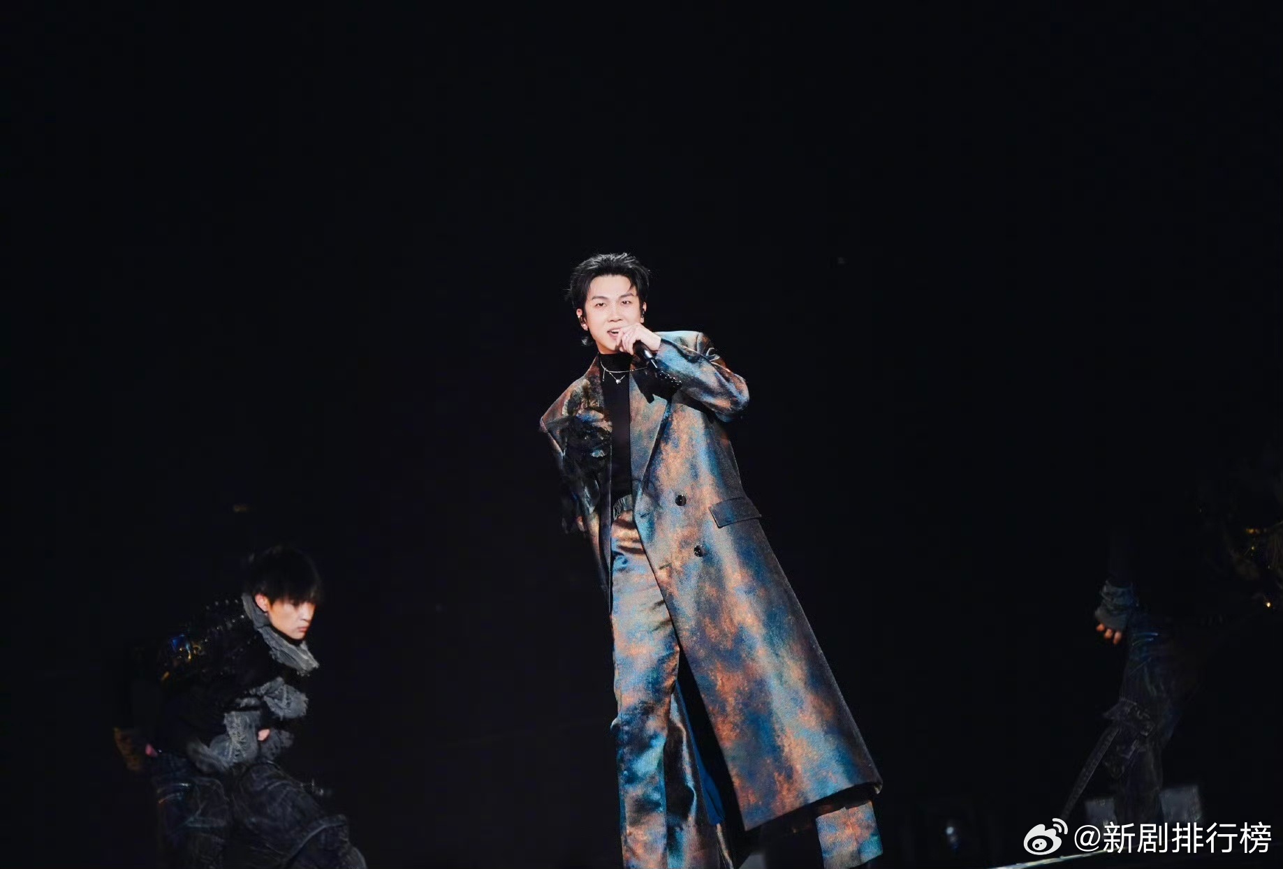 白举纲QQ音乐超级巅峰之夜白举纲QQ音乐巅峰瞩目歌手 本来以为摇滚现场都是嘶吼，