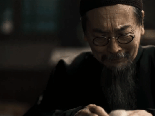 八千里路一门之隔两个世界短短一道门，硬生生隔出两个天地！里面是歌舞升平，外面是饥