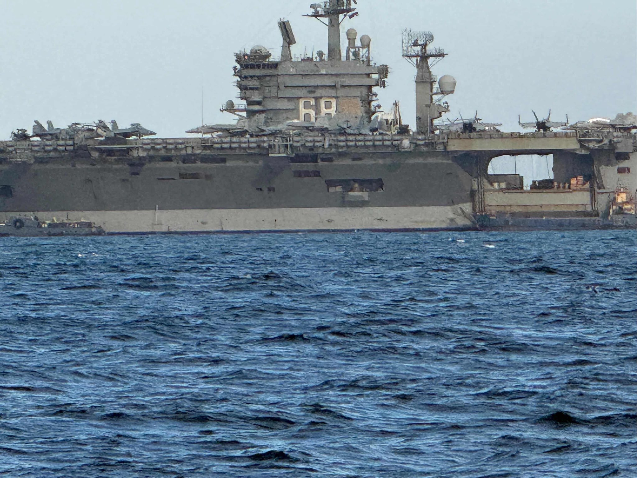 停在巴拿马城的美国海军尼米兹号航母(CVN-68)——这艘即将退役的美军最老航母