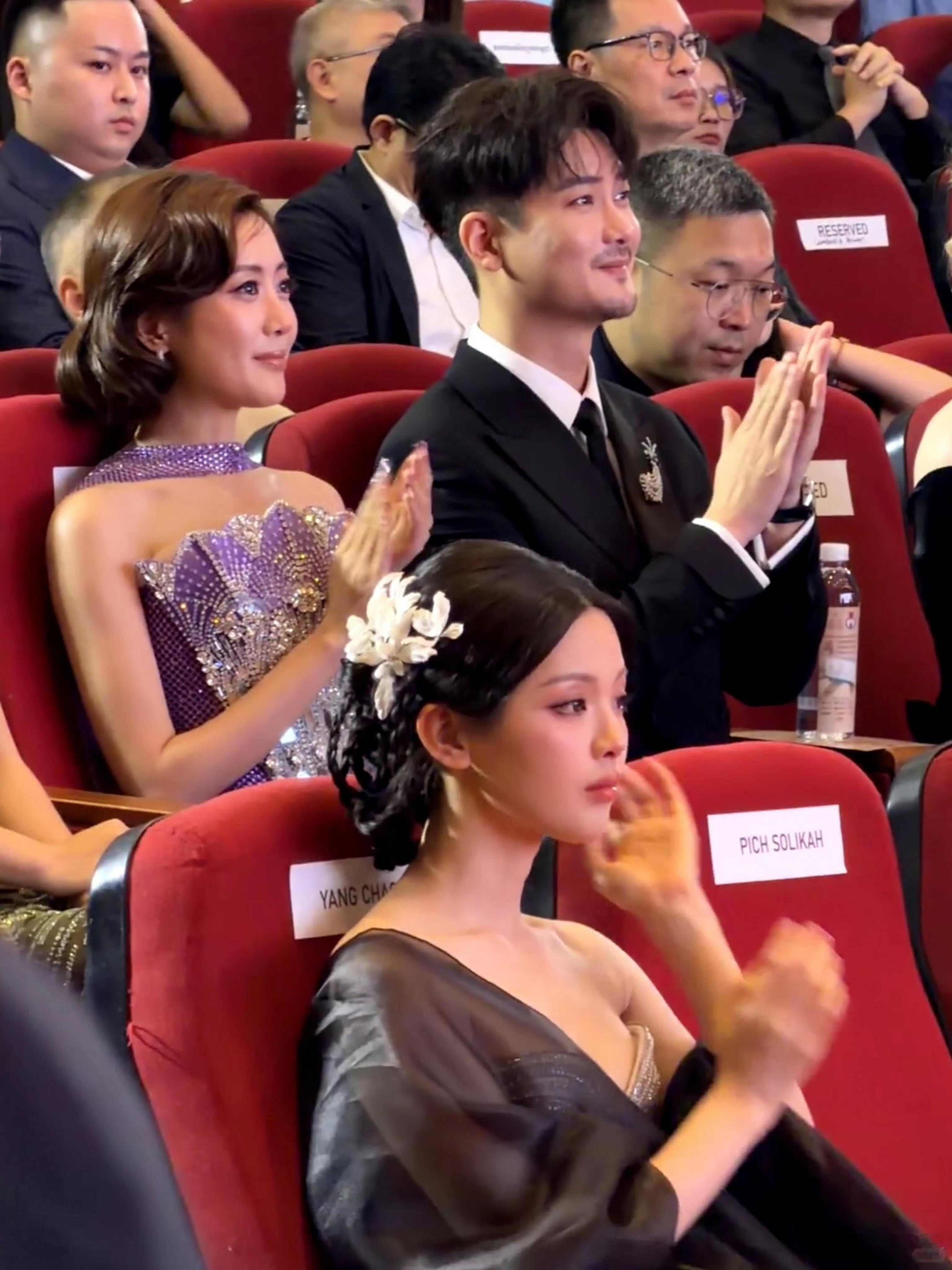 这跟在杨超越怀里有什么区别杨超越和粉丝比心的眼神好宠溺 谁懂啊！杨超越看向粉丝的