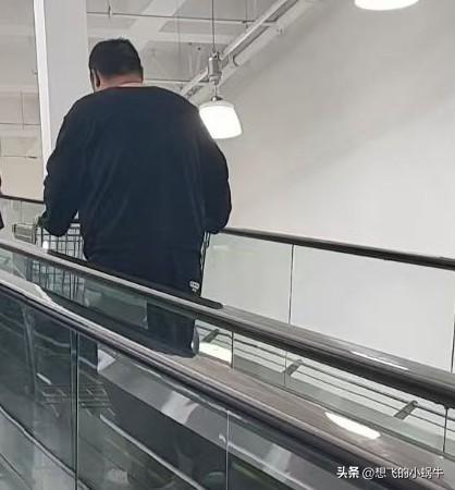 远离邋遢的s胖子！辣眼睛！屁股都能看到，走一路提一路裤子！！裤子都快掉了.提了两