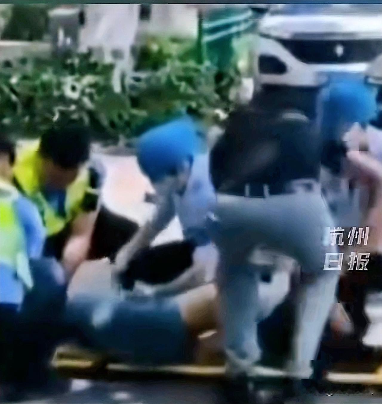 问问万能的网友，贵港那个大声喊叫：“我有乙肝”被抬上救护车的女孩，现在露面了吗？