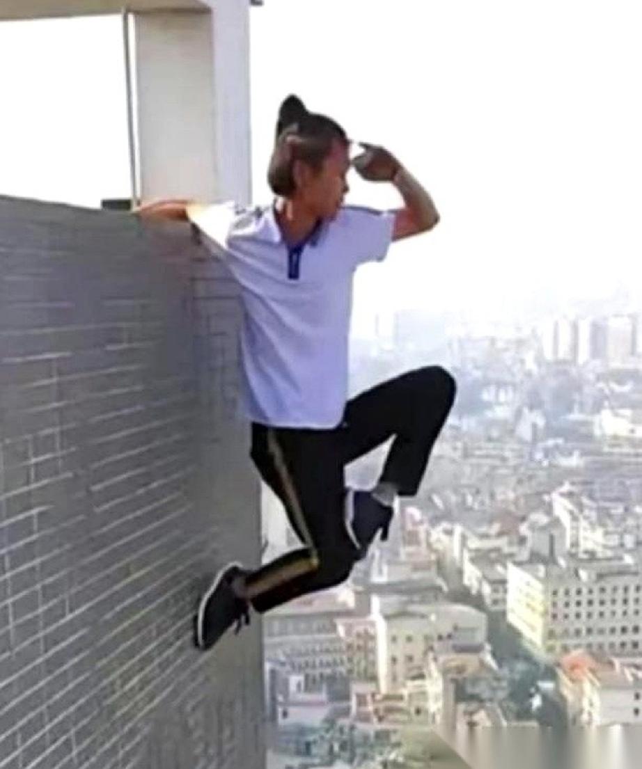 他掉下去之后，其实没死。
从263米高空，摔到14米下的平台，他还活着。颅骨碎了