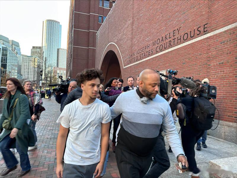 【美国哈佛医学院实验楼发生爆炸 两名男子涉嫌纵火被捕】海外新鲜事 美国哈佛医学院