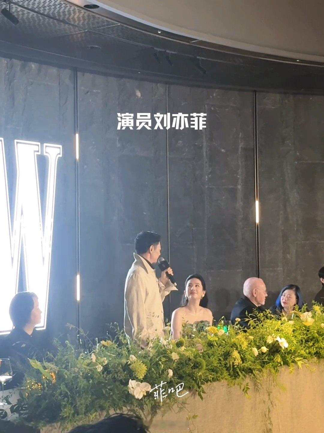 主编现场官宣刘亦菲W封面W中文版主编现场宣布刘亦菲新封面妈呀！这个待遇！主场现场