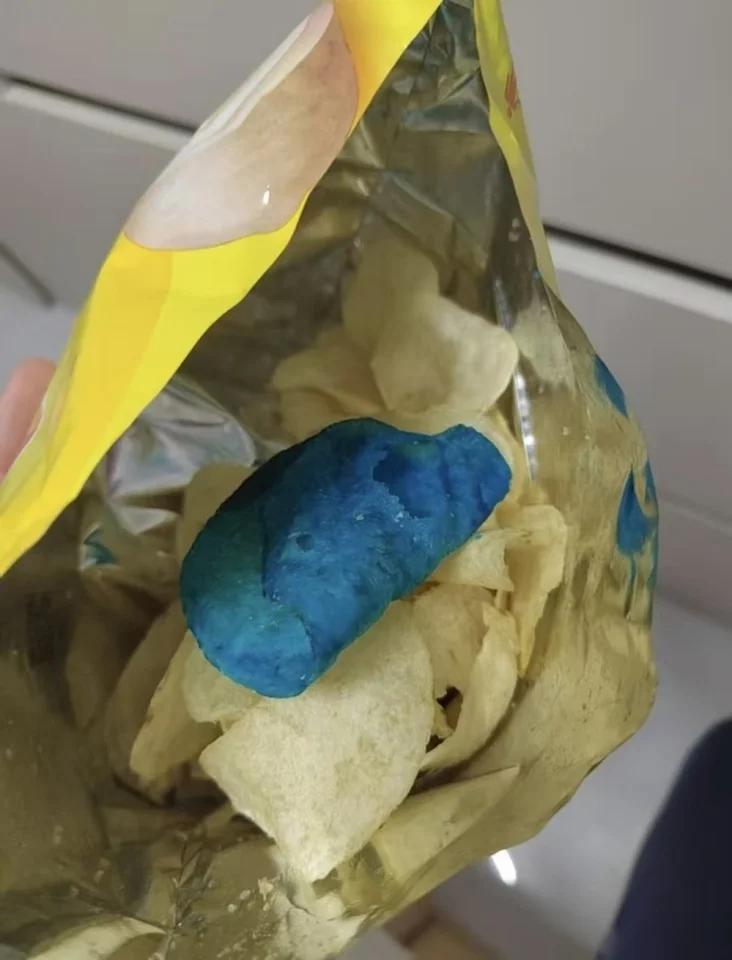 乐事蓝色薯片疑为质检产品混入包装，绿色薯片投诉超千条。近日，有网友在乐事薯片中发