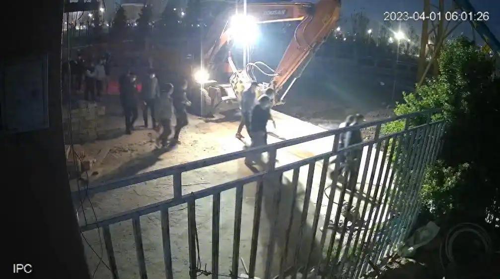 我认为张恒被判无罪是正义，但这份正义确实来得太迟。
2023年，十余名人员持械非