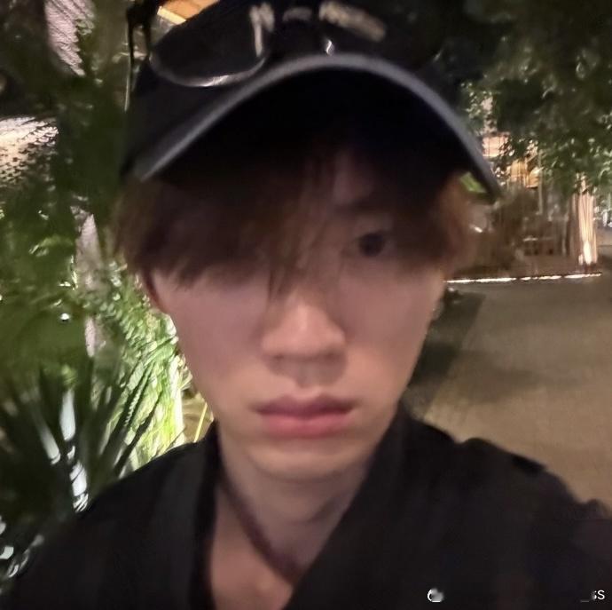 郭京飞说对周翊然有保护欲片场暖心名场面！郭京飞谈起搭档周翊然，坦言自己对他有保护