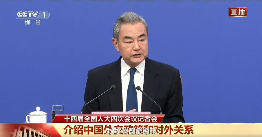 两会观察团 两会记者会上，王毅外长开篇向女同胞送上节日祝福，温暖得体。既彰显对女