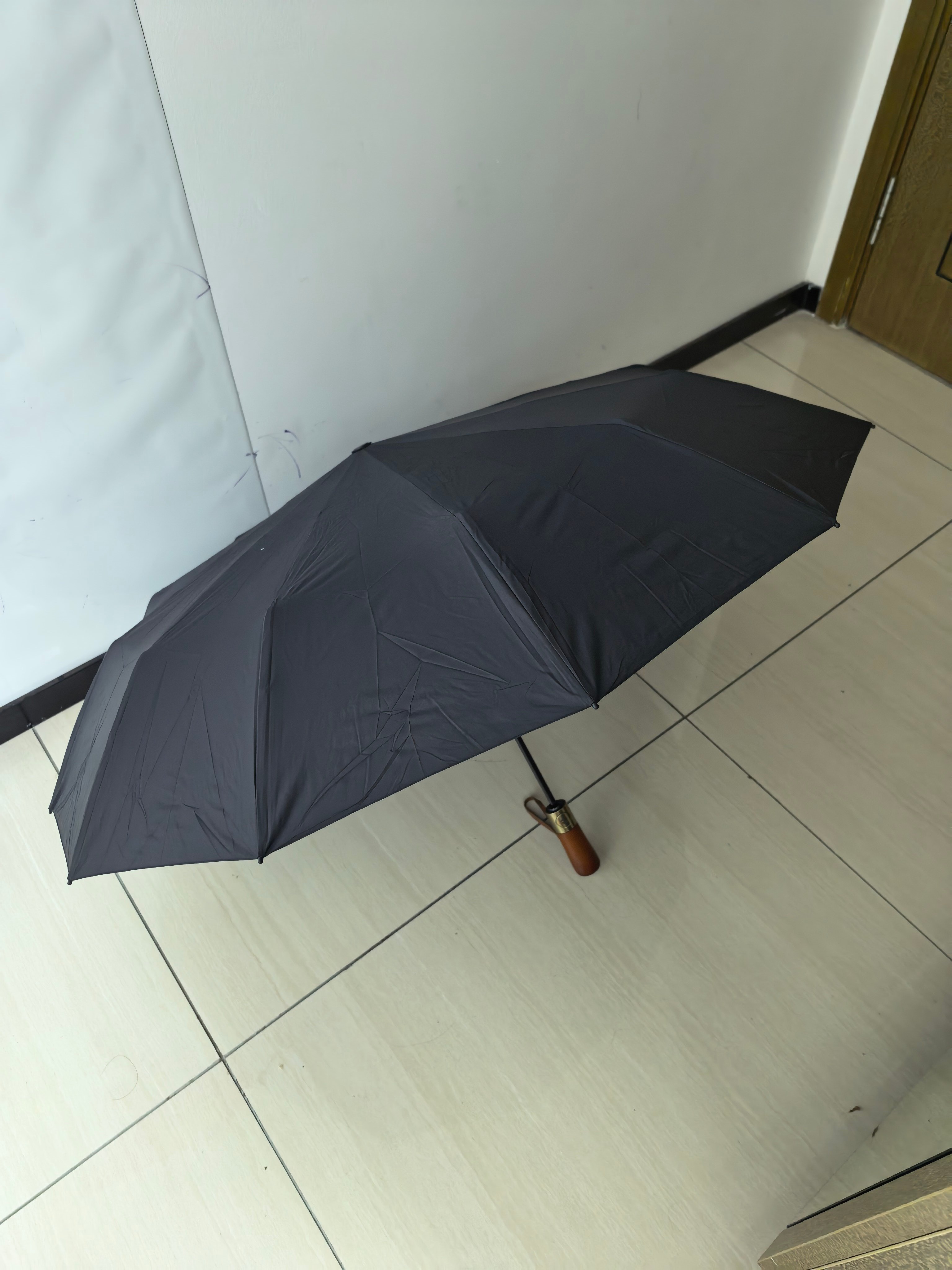 在海鲜市场上淘的雨伞到了，实物感觉挺有质感的。木质手柄， 开伞按钮镀有金属质感。