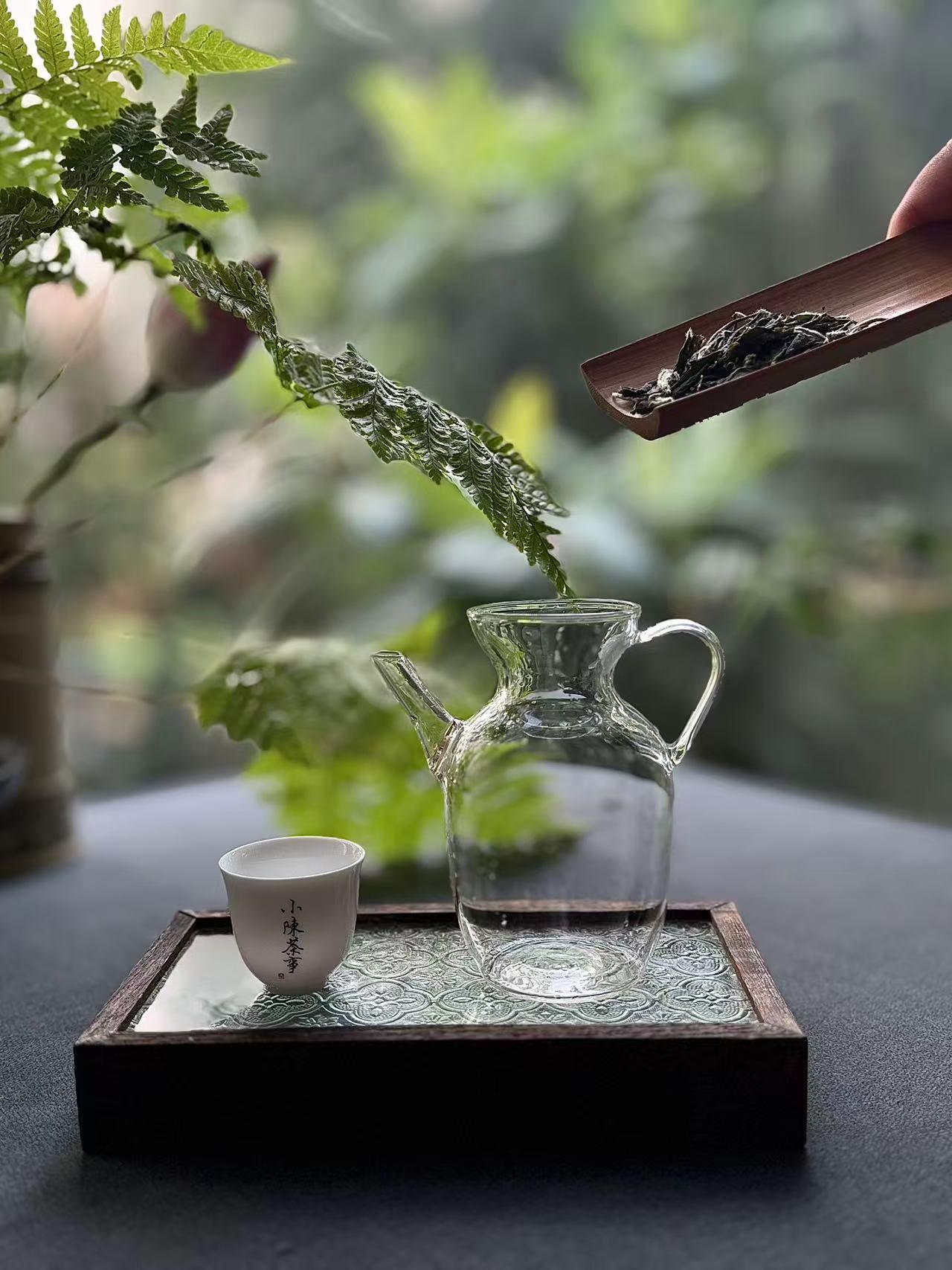 玻璃茶具没人用，是因为太便宜没档次？
玻璃盖碗的受众还是很广的，不是没人用，只是