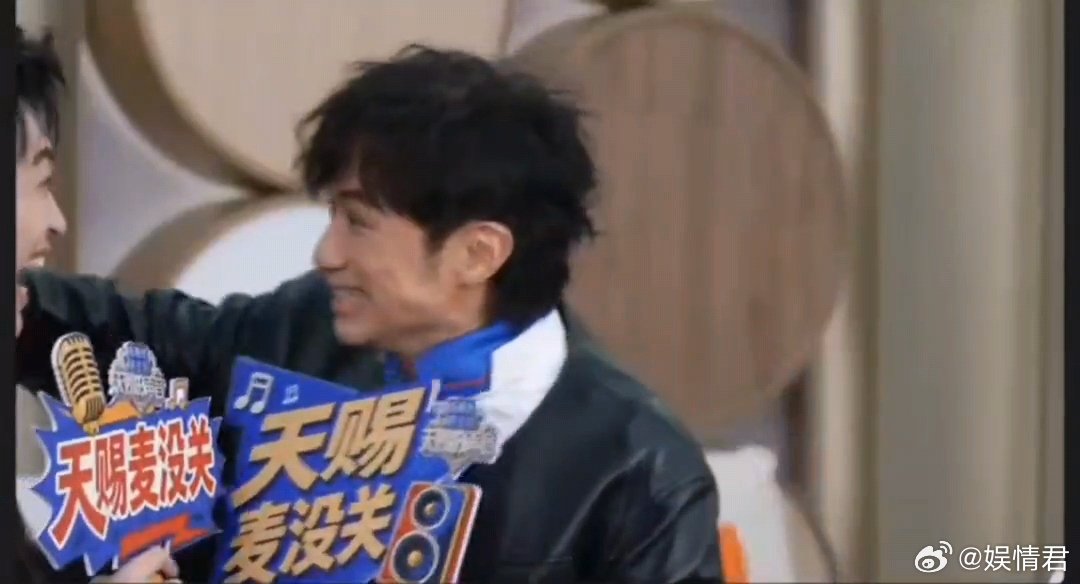 黄子弘凡的嘴追着古巨基坑黄子弘凡让古巨基汗流浃背了哈哈哈哈哈古巨基是真的汗流脊背