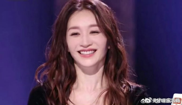 李小冉 姐姐们憋到尿要爆了李小冉真的太敢说了！一袭黑天鹅礼服，却在舞台上用最直白