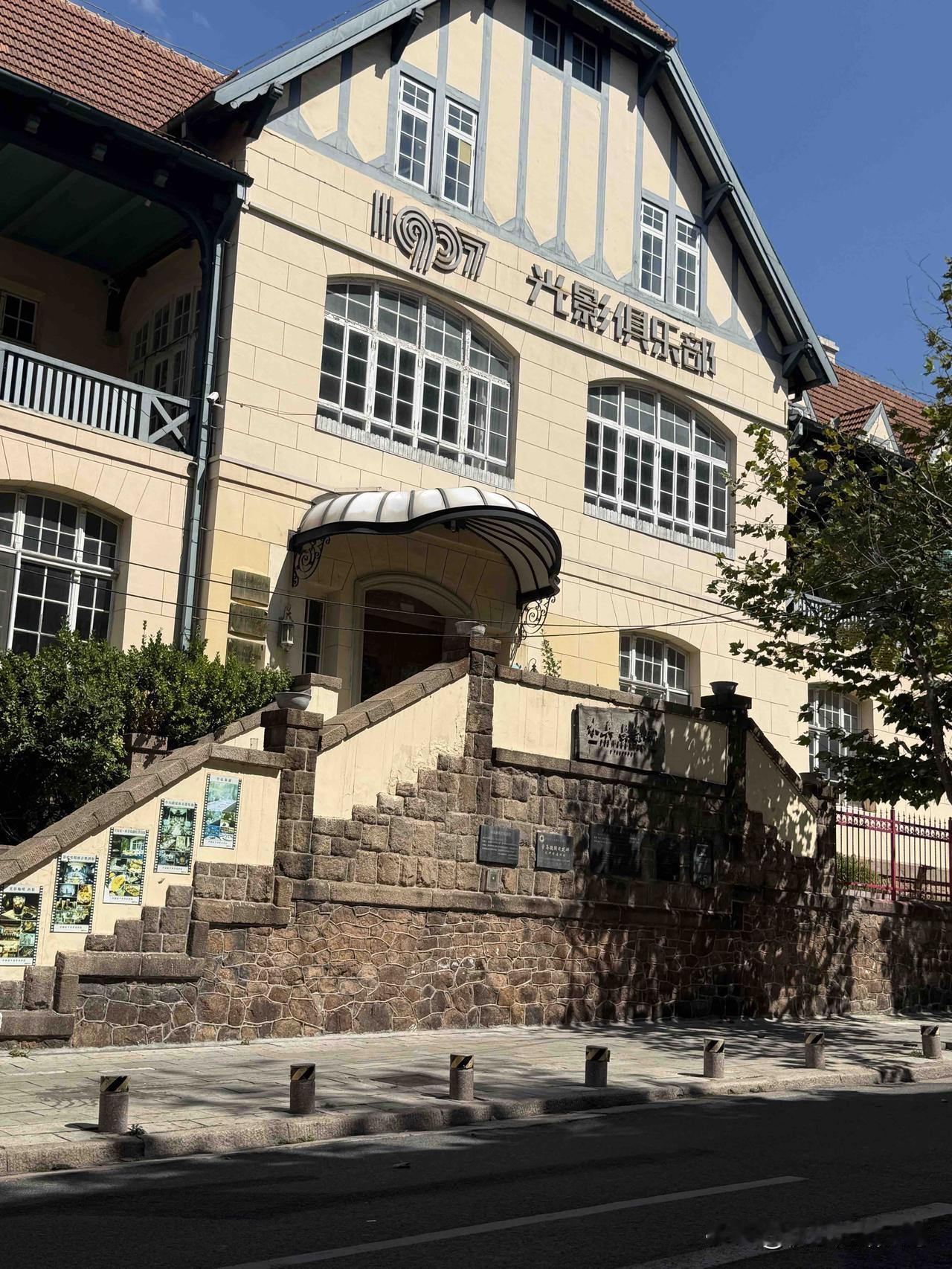 分享今日趣事我周日去青岛城市阳台逛了一圈回来的路上看到了青岛光影俱乐部，也是青岛