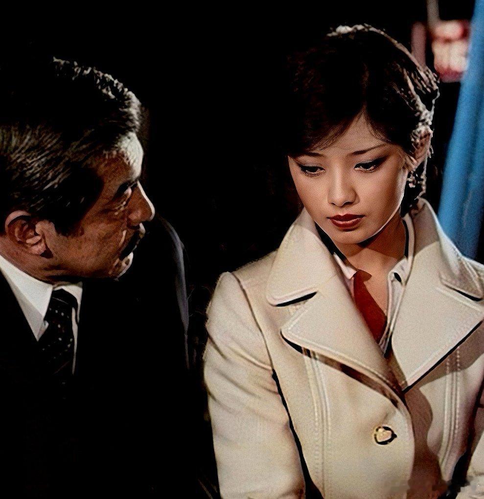 日本导演西河克己1977年拍摄，根据松本清张小说改编的电影《雾之旗》中饰演大冢钦