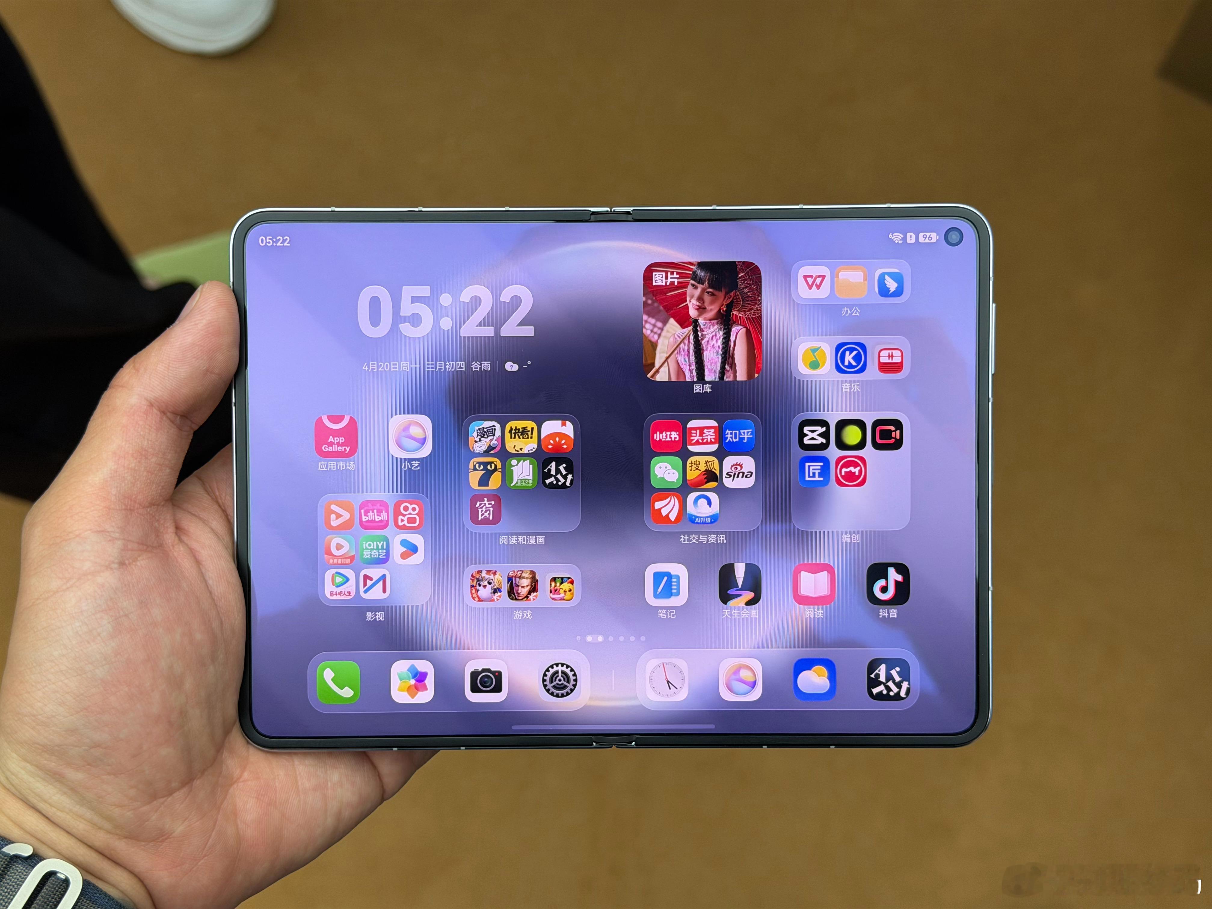 1万买华为折叠还是iPhone 我会选择买华为Pura X Max 这种阔折叠，