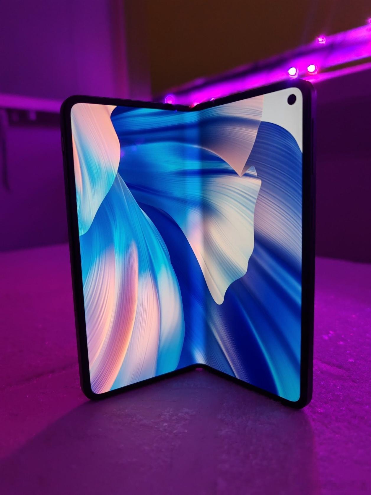 网传今年荣耀、三星、苹果都会推出阔折叠屏手机，荣耀的好像叫Magic W。 