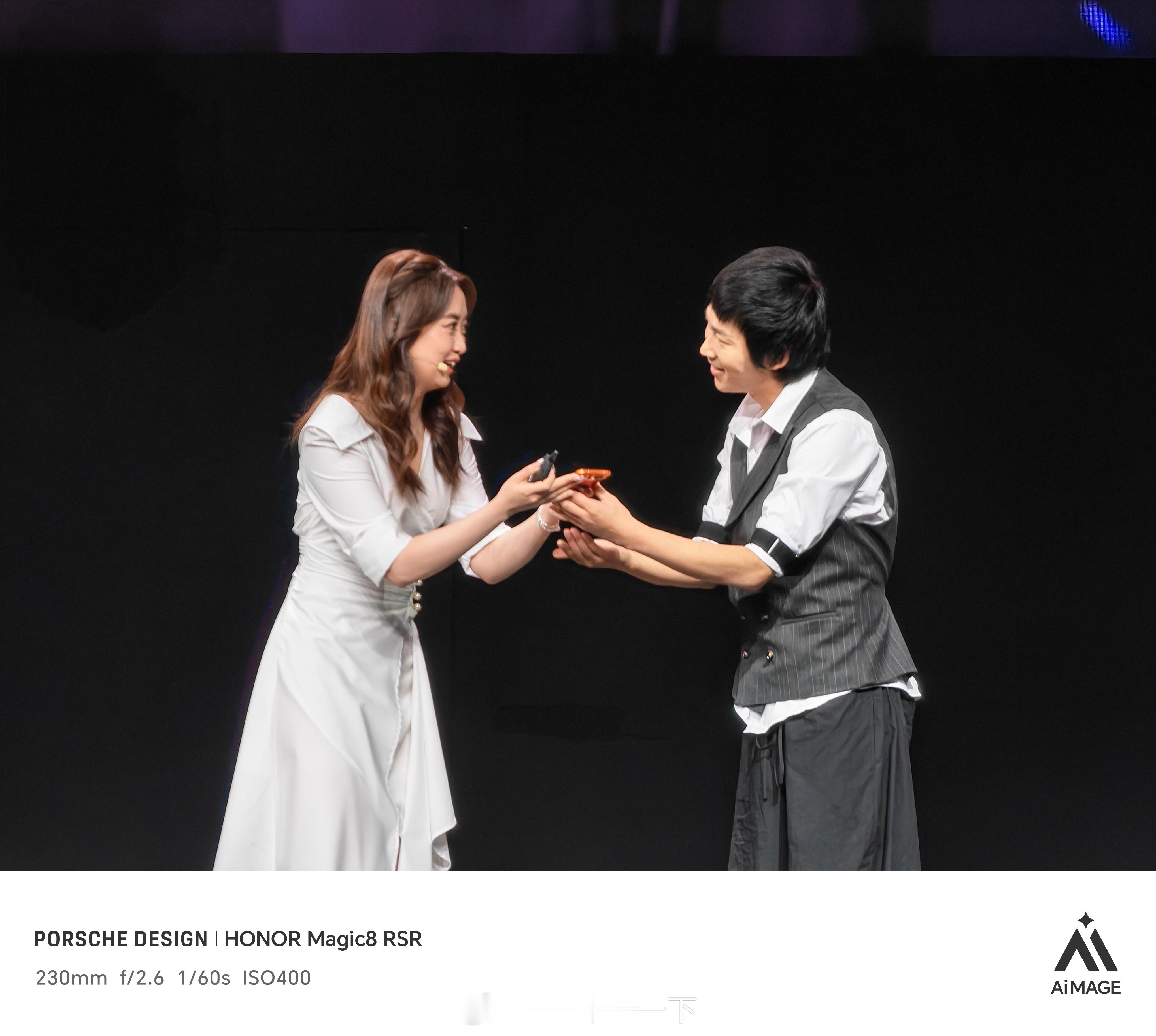 荣耀Magic8 Pro Air虽然薄，但是很耐造~现场演员直接在用Air做支撑