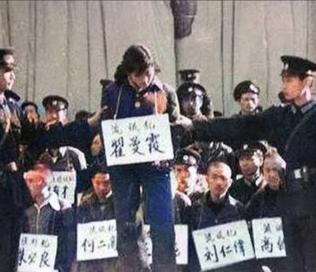1983年，年仅25岁的“女流氓”翟曼霞被带到了刑场，而当法警举起步枪准备开枪之